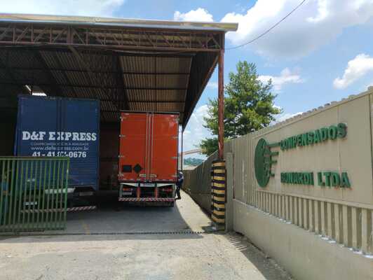 Veículos em doca de cliente durante operação da D&F Express