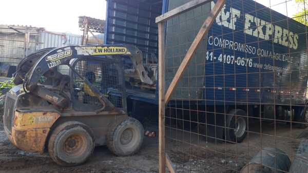 Caminhão da D&F Express em operação logística