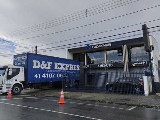 Caminhão da D&F Express em atendimento empresarial
