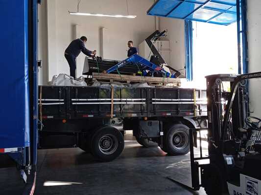 Movimentação de equipamentos em operação de carga da D&F Express