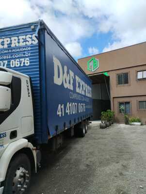 Veículo da D&F Express em atendimento empresarial