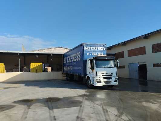 Caminhão da D&F Express em estrutura de coleta e entrega